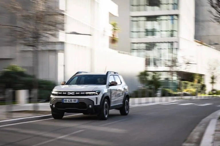 Dacia Duster: design essenziale, firma a Y e Starkle