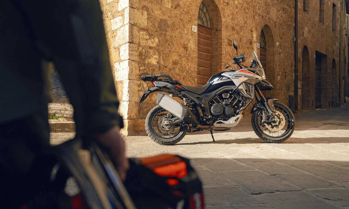 Morbidelli T1002VX bianca e nera, angolazione laterale, parcheggiata in una stradina di un borgo.