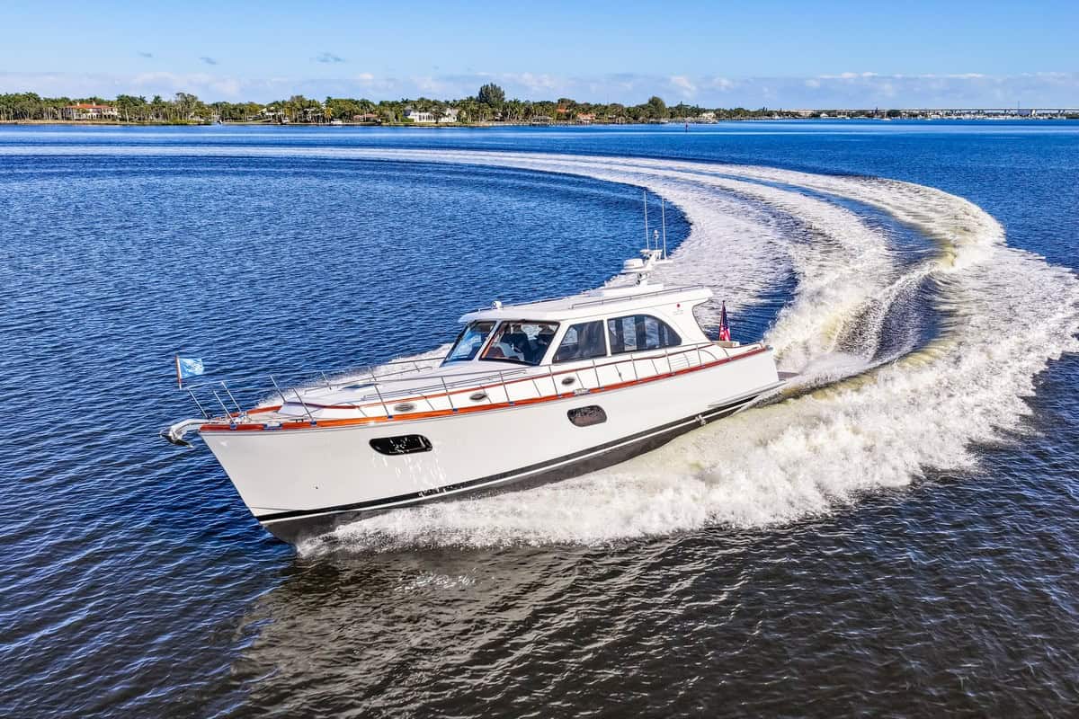 Vicem 55 Classic in movimento su un lago, solcando onde di schiuma, vista laterale.
