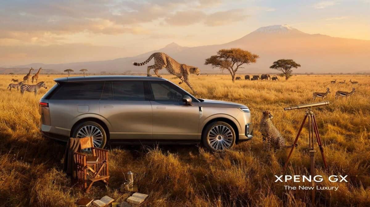 XPENG GX SUV argento in safari con animali e montagna sullo sfondo. Cheetah sul cofano. Scatto di profilo.