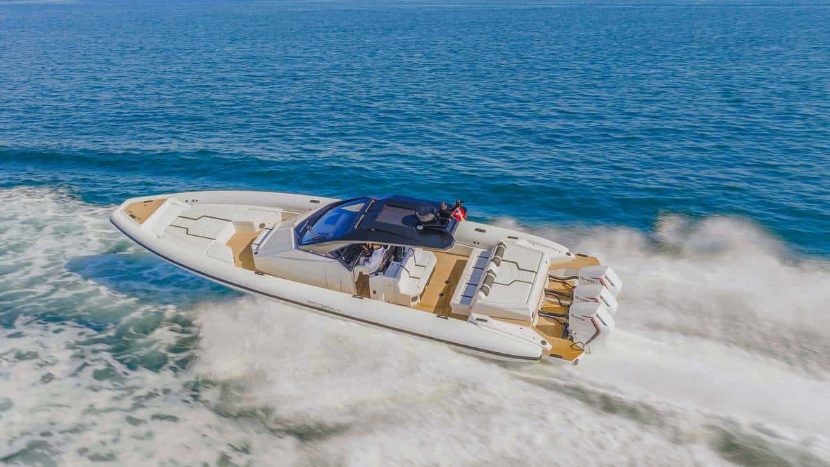 Technohull Alpha 45 bianco in movimento tra le onde