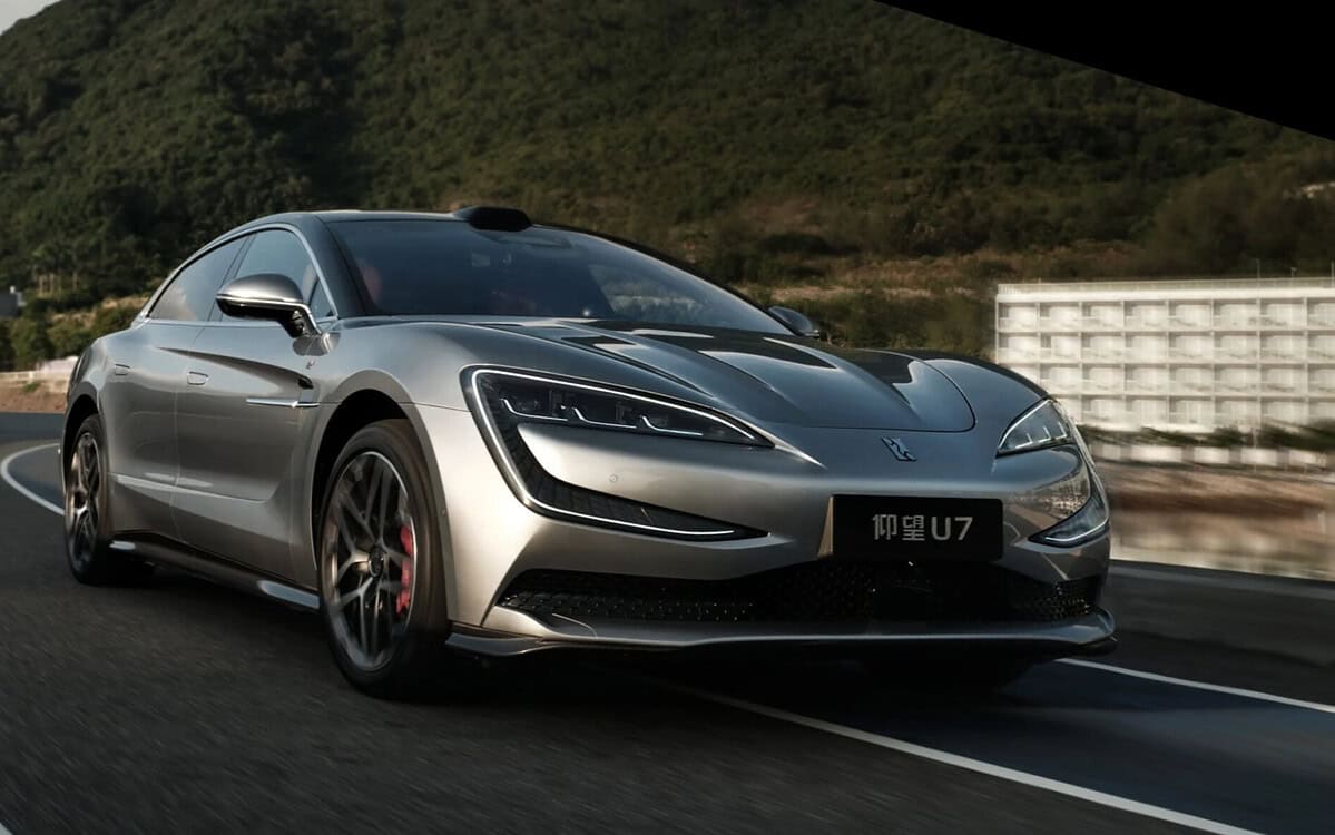 BYD guida una Yangwang U7 per 30.000 km in nove giorni: la batteria perde solo l'1,3%, ma Euro 7 chiede altro