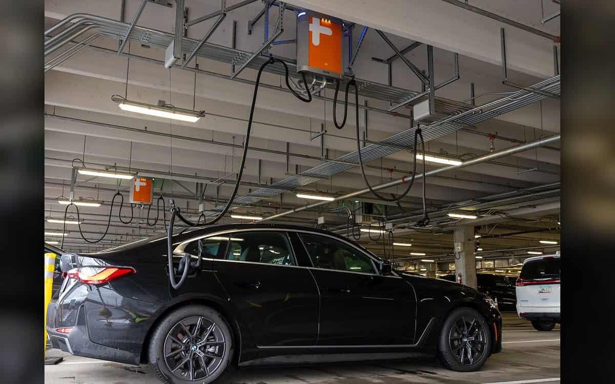 All'aeroporto di Portland le colonnine di ricarica sono appese sopra i parcheggi: così caricano venti auto insieme