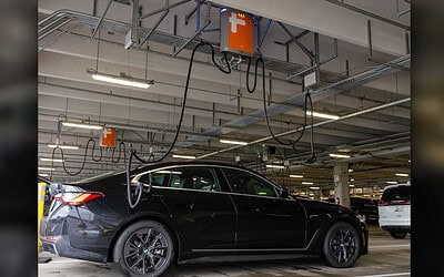 All’aeroporto di Portland le colonnine di ricarica sono appese sopra i parcheggi: così caricano venti auto insieme