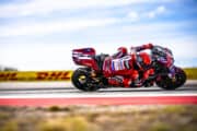 MotoGP Sprint Aragon, Marquez sorpassa Bezzecchi alla prima curva: doppietta di famiglia con Alex