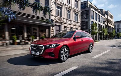 Nuova Mercedes Classe C 2026: cambia volto, tecnologia e motori