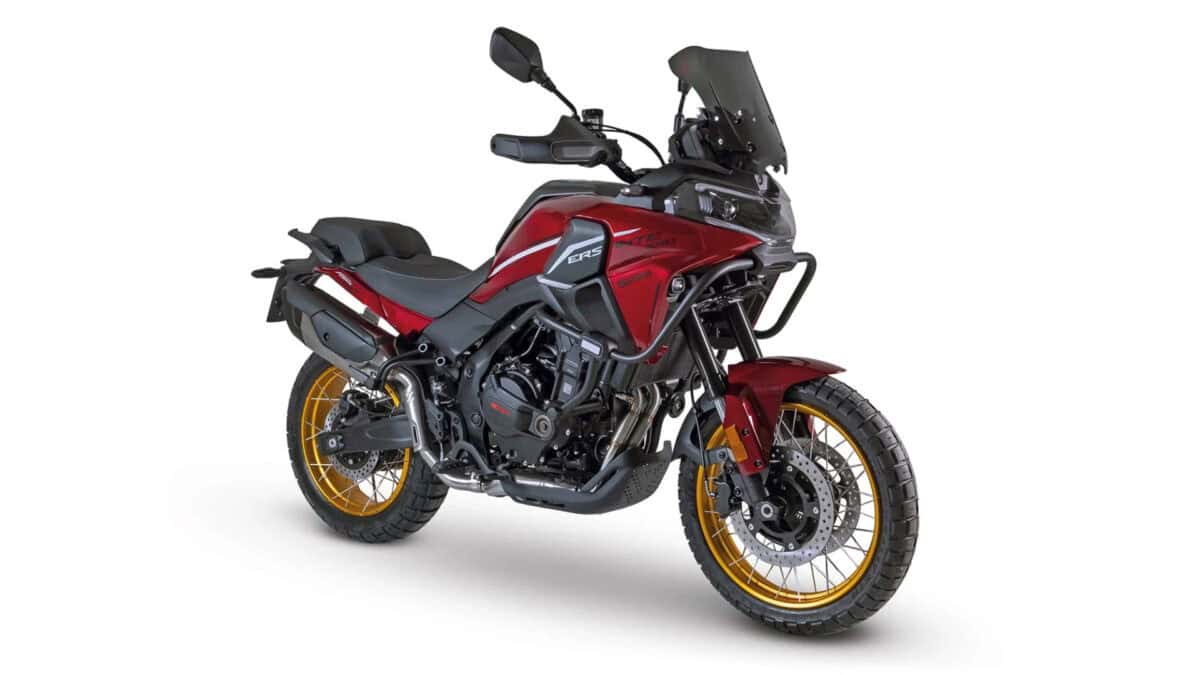 SWM Versante 550 con carrozzeria rossa, parabrezza nero e cerchi oro.