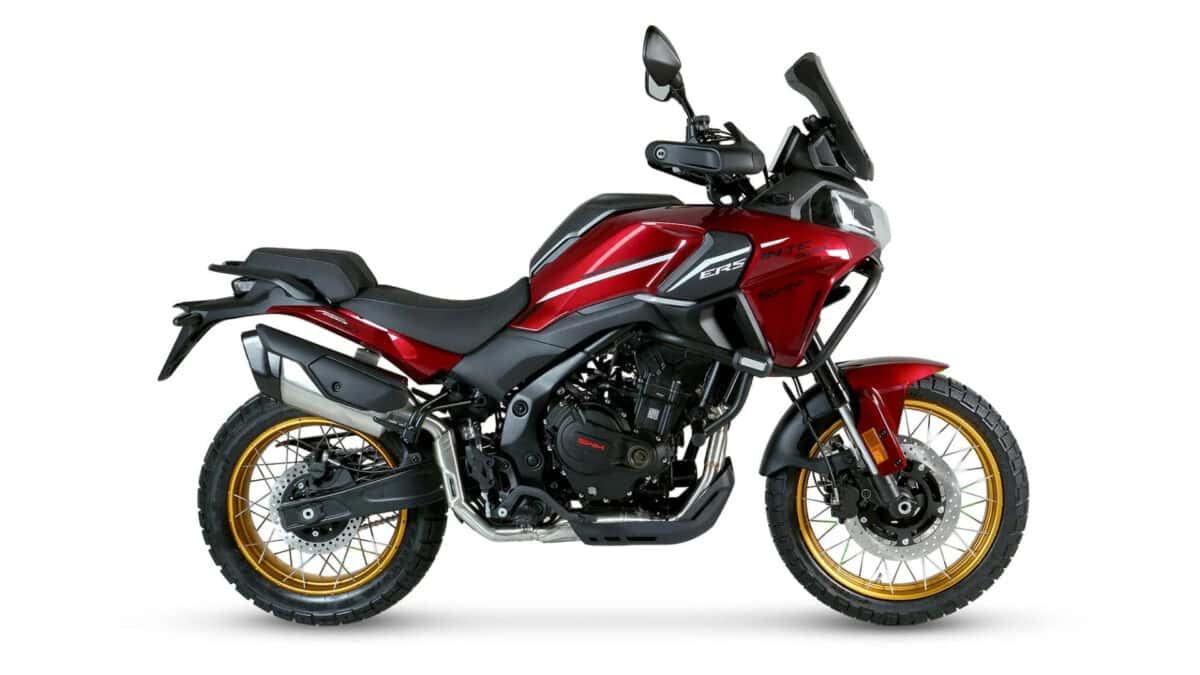 SWM Versante 550 con carrozzeria rossa, cerchi dorati e parabrezza nero.