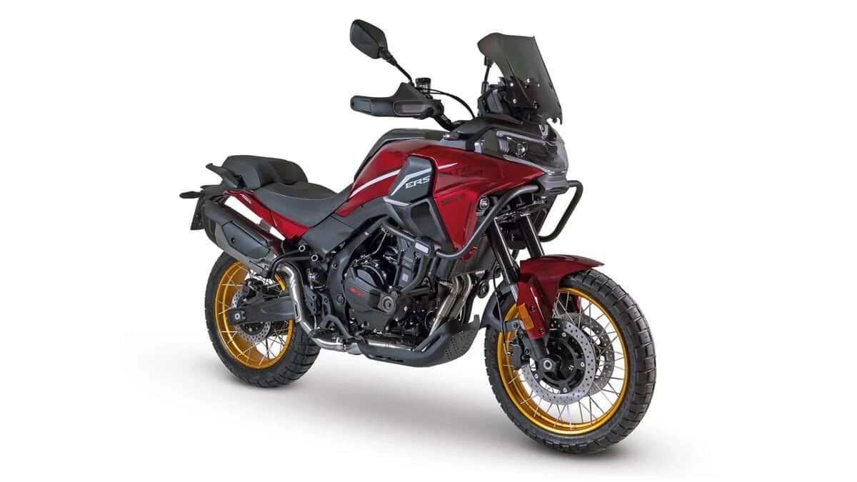 Crossover SWM Versante 550 con dashcam di serie, motociclo A2 a 5.590 euro, dotazione completa