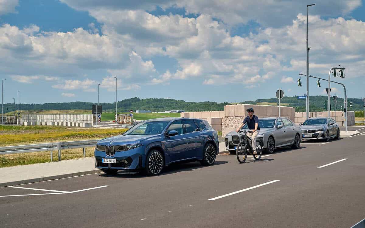 BMW Neue Klasse: l’auto ora blocca la portiera per proteggere i ciclisti