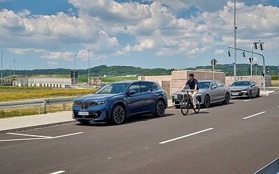 BMW Neue Klasse: l’auto ora blocca la portiera per proteggere i ciclisti