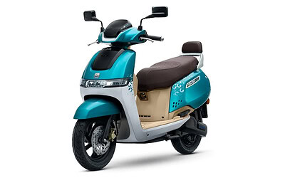 Uno scooter elettrico da 1.400 euro: TVS festeggia un milione di iQube venduti con una serie speciale con 145 km di autonomia