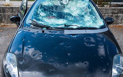 Grandine e auto, la guida completa: come prevederla, come proteggere la carrozzeria e chi paga i danni