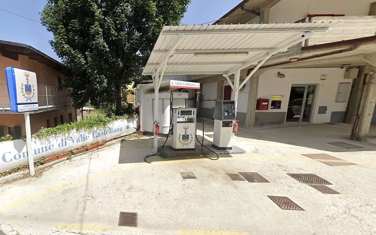 A Valle Castellana la benzina costa 1,75 euro: il distributore lo gestisce il Comune e rinuncia al guadagno
