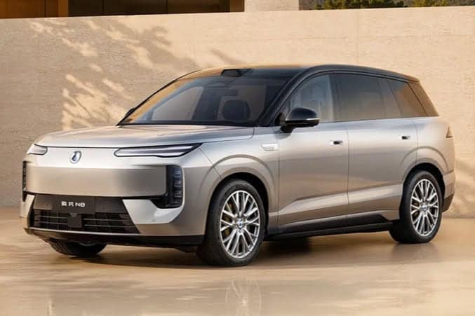 SUV elettrico Denza N8 con autonomia di 1.003 km in Cina e 820 in Europa, con batteria Blade 2.0