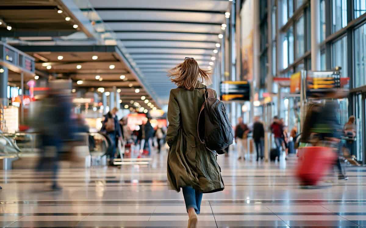Il trucco di comprare un volo più lungo e scendere prima: cos'è lo skiplagging e quali rischi comporta
