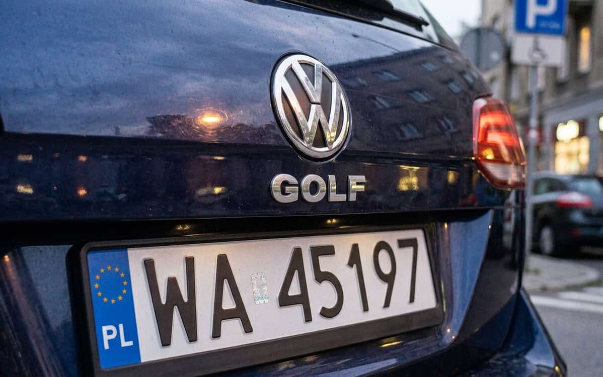 Auto con targa polacca in Italia, il risparmio è finito: tassa fino a 600 euro e l'assicurazione dovrà essere italiana