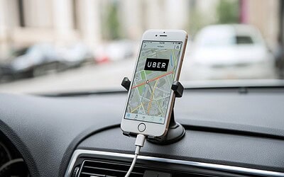 Uber trasmette in diretta ai genitori il viaggio dei figli: a riprendere è il telefono dell'autista