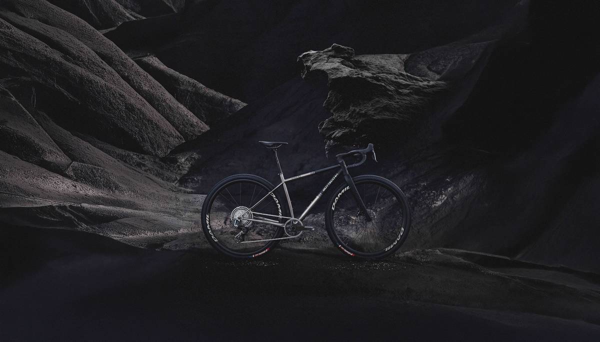 Bicicletta gravel in titanio con ruote da 32 pollici, telaio spazzolato e trasmissione elettronica