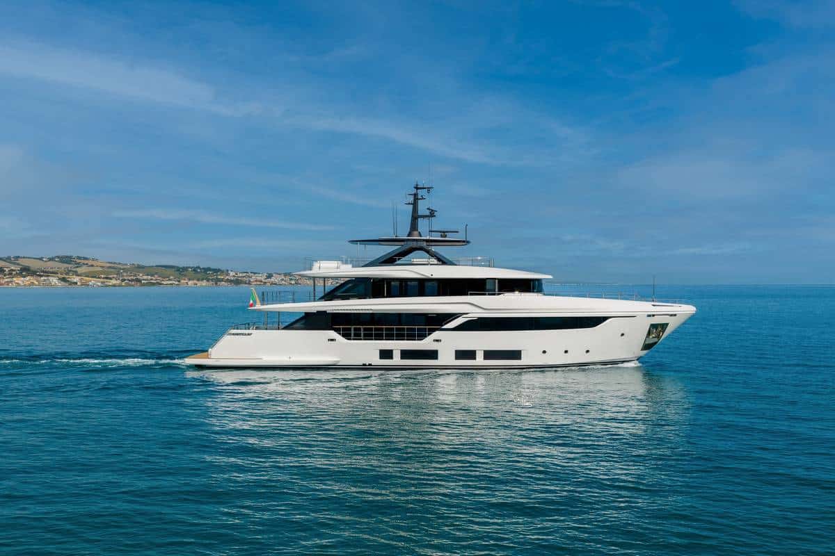 Yacht dislocante di 34,5 metri con autonomia di 1.800 miglia esposto a Cannes