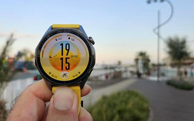 Huawei Watch GT 7, le foto della Exclusive Edition Gialla con cinturino EasyCross