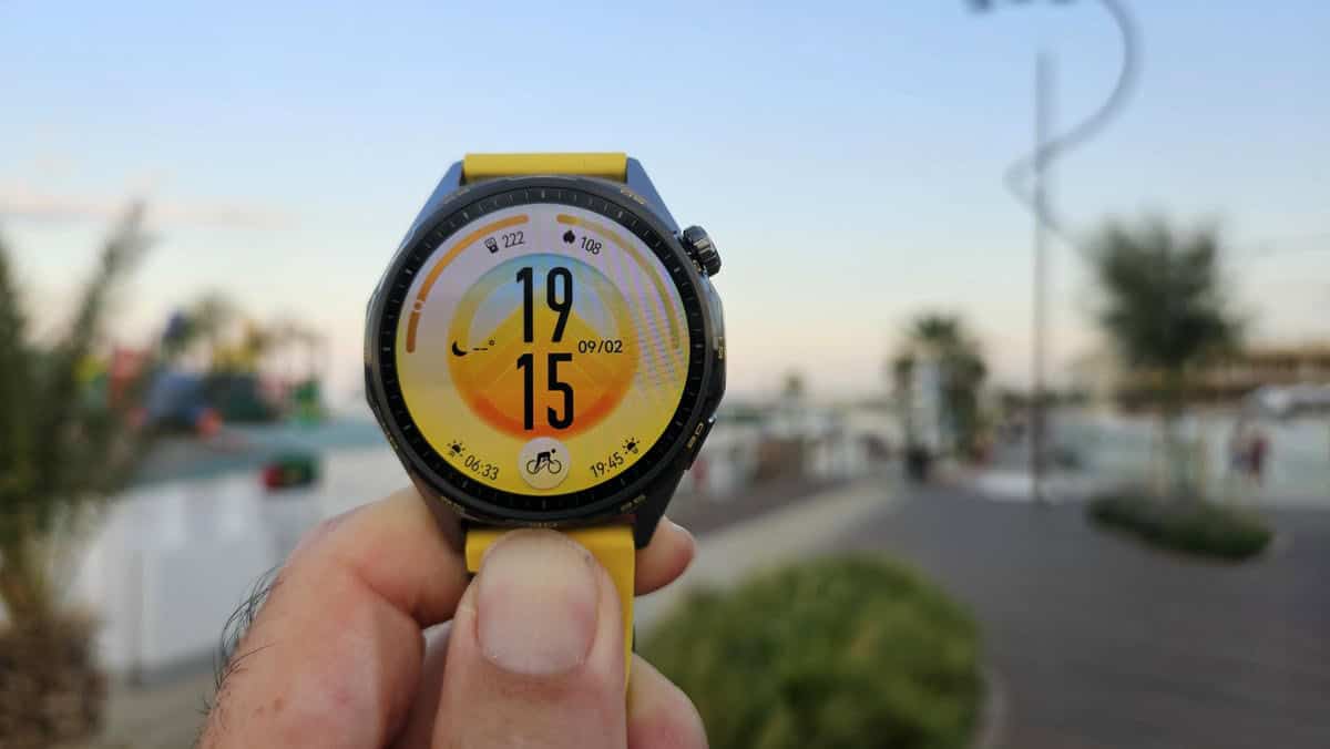Huawei Watch GT 7 con cinturino giallo e display AMOLED, in uso su pista da sci e in bicicletta