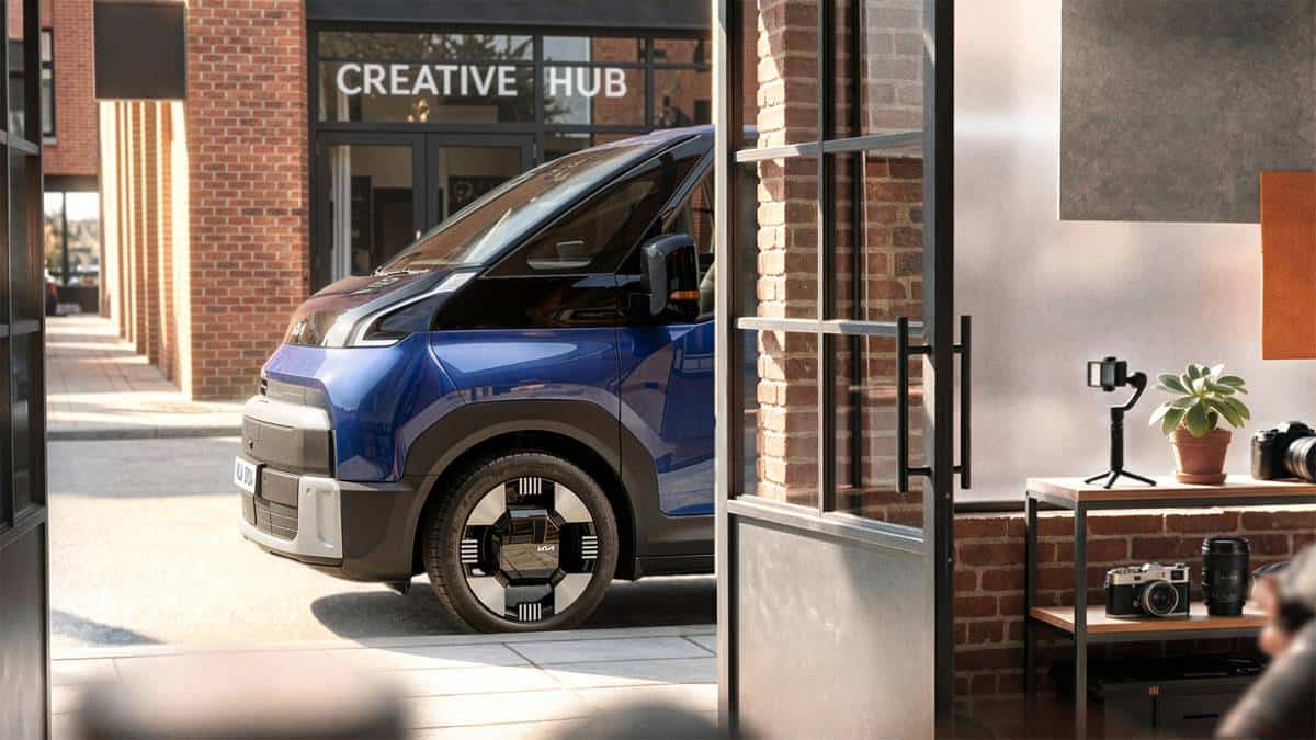 Un furgone elettrico di grandi dimensioni con design moderno e linee continue, in mostra all’IAA 2026