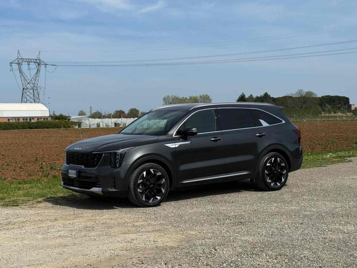 Kia Sorento con carrozzeria nera, fari verticali e cerchi scuri in vista laterale