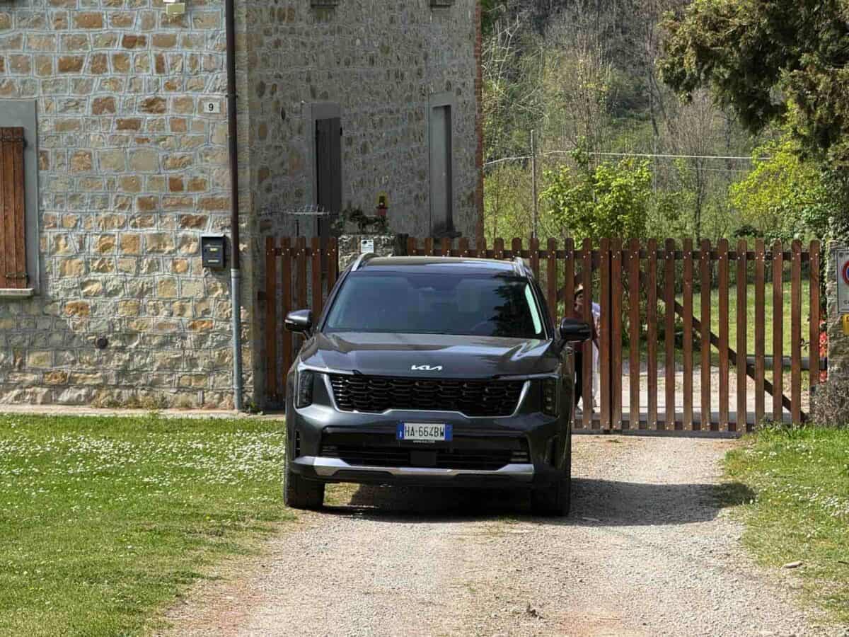 Kia Sorento CRDI, vista frontale con carrozzeria nera e griglia orizzontale nera.