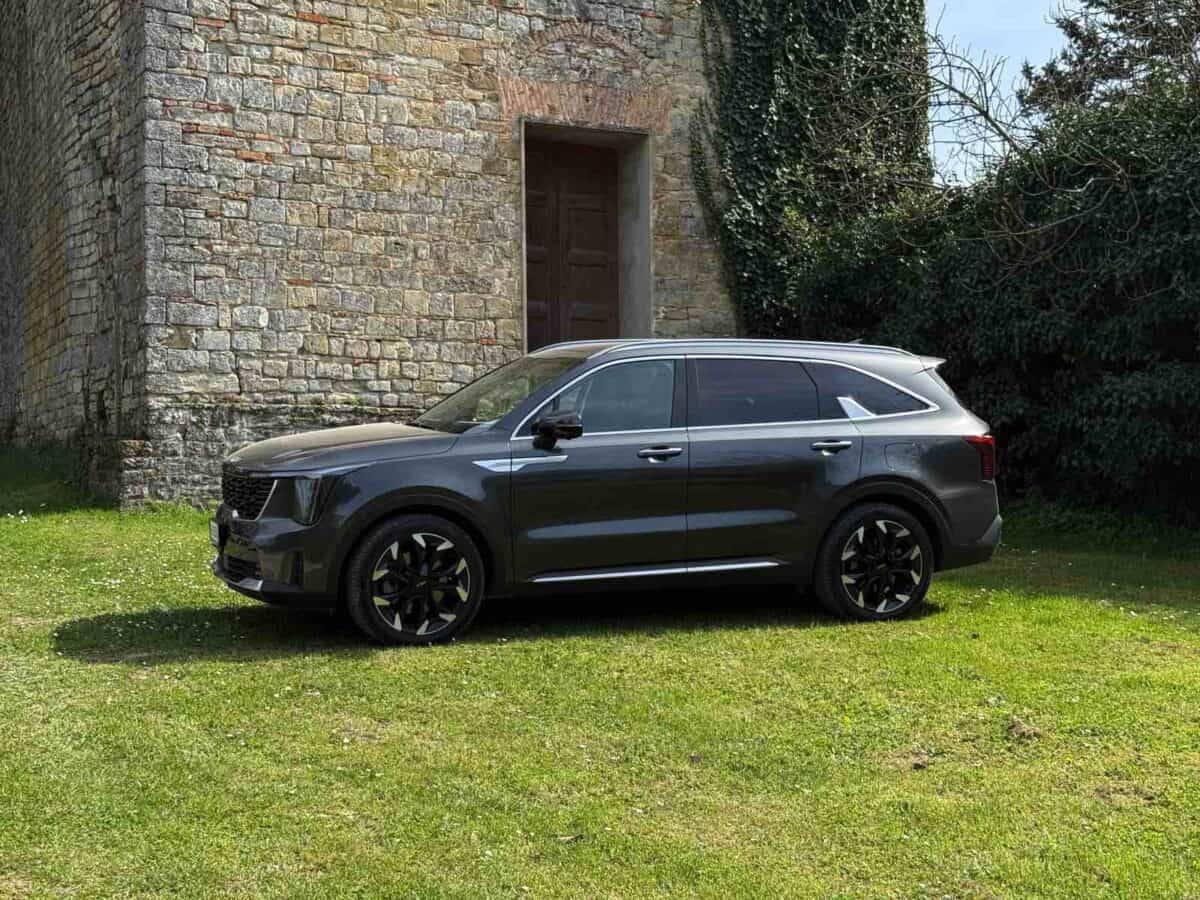 Kia Sorento CRDI carrozzeria grigia scuro, cerchi multiraggio nero lucido, fianco con linea di cintura e finestrature.