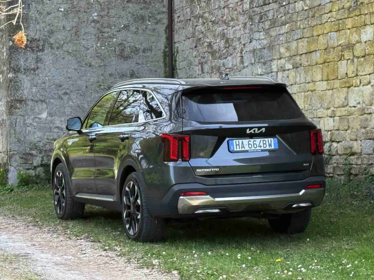 Kia Sorento 2.2 CRDi DCT8 AWD carrozzeria nera, fanali posteriori a LED, profilo laterale con superfici riflettenti.