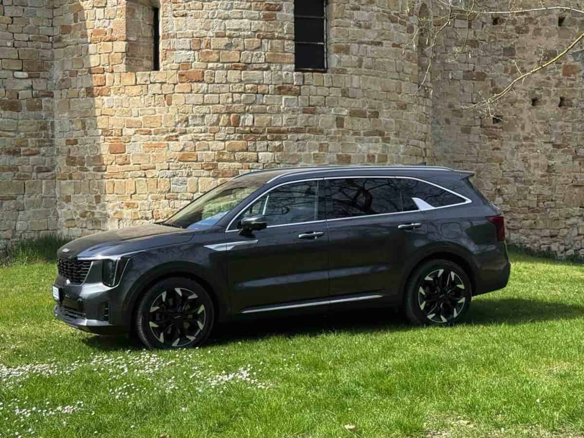 Kia Sorento 2.2 CRDi DCT8 AWD carrozzeria grigia scura, griglia anteriore verticale, cerchi scuri multiraggio, profilo laterale