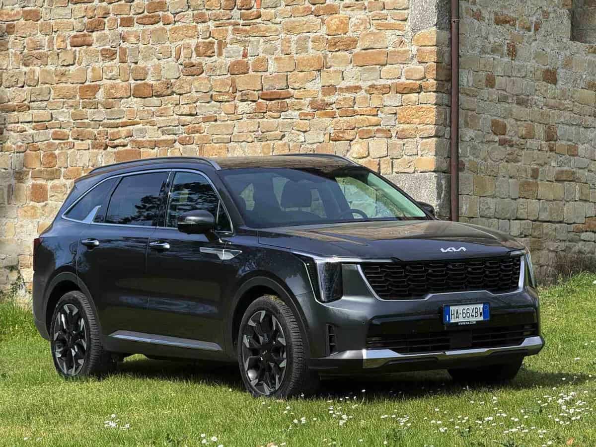 SUV a sette posti con trazione integrale e motore diesel, in autostrada e su strade miste