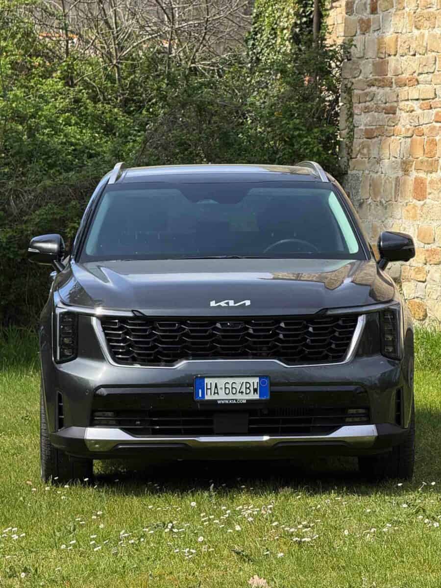 Kia Sorento 2.2 CRDi DCT8 AWD carrozzeria grigia, griglia esagonale nera, fari LED, specchietti neri.