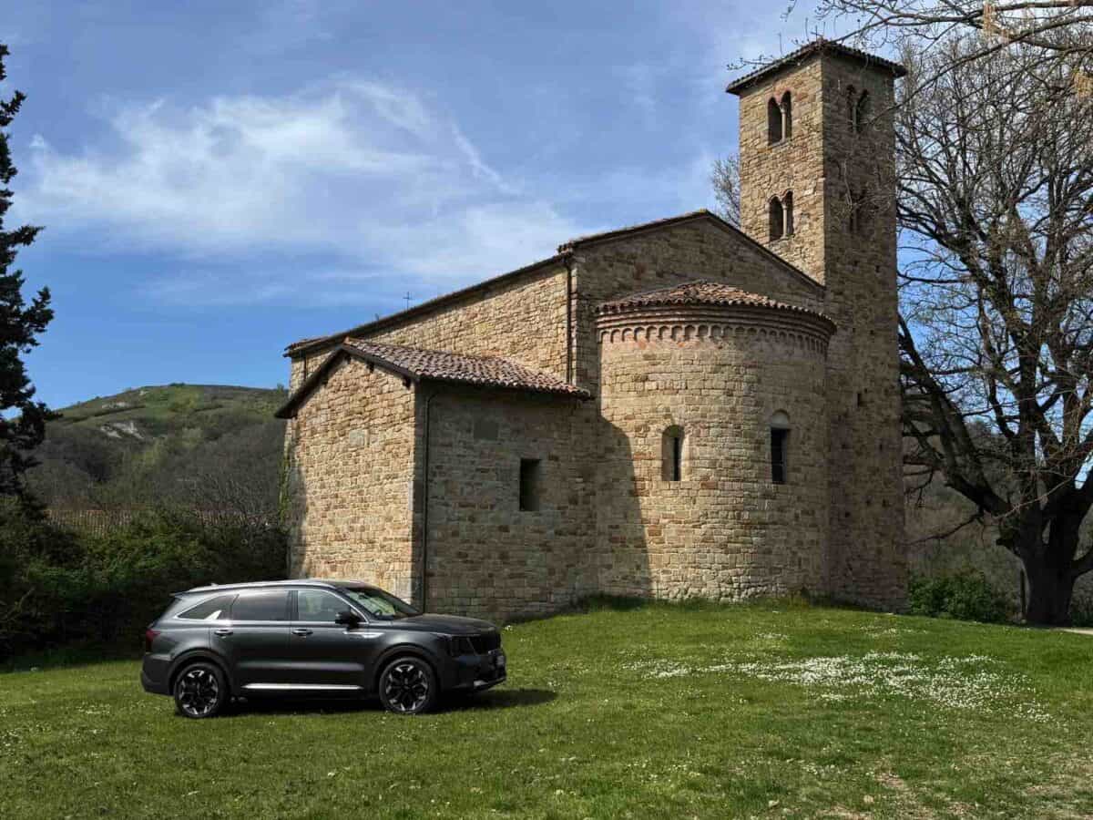 Kia Sorento CRDI carrozzeria nero lucido, cerchi in lega scura, profilo laterale vista da sinistra.