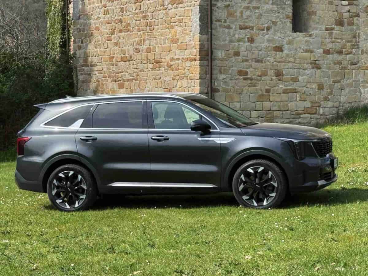 Kia Sorento CRDI con carrozzeria grigio scuro e cerchi neri multirazza, vista laterale.