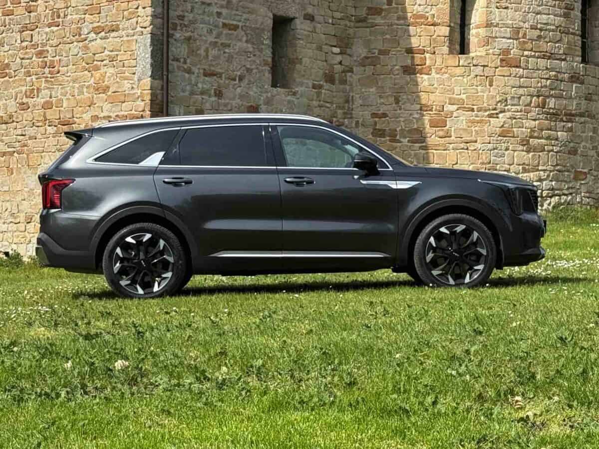Kia Sorento 2.2 CRDi DCT8 AWD di colore nero con cerchi dal design multiraggio e fanali posteriori rossi.
