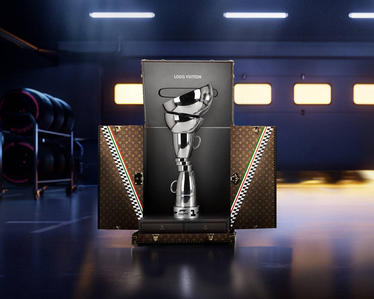 Un baule Louis Vuitton con decorazioni tricolori e motivi Damier custodisce il trofeo del Gran Premio d’Italia a Monza