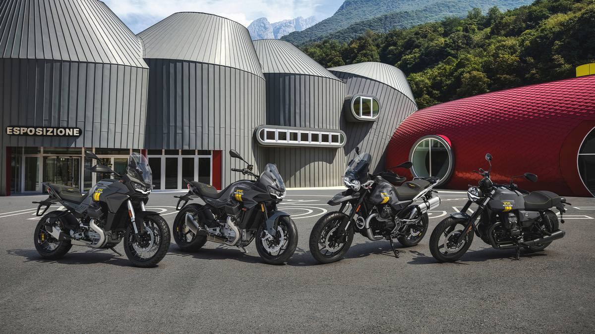 Cinque modelli di moto Guzzi con design celebrativo e colorazione grigia e gialla, disponibili fino al 2027